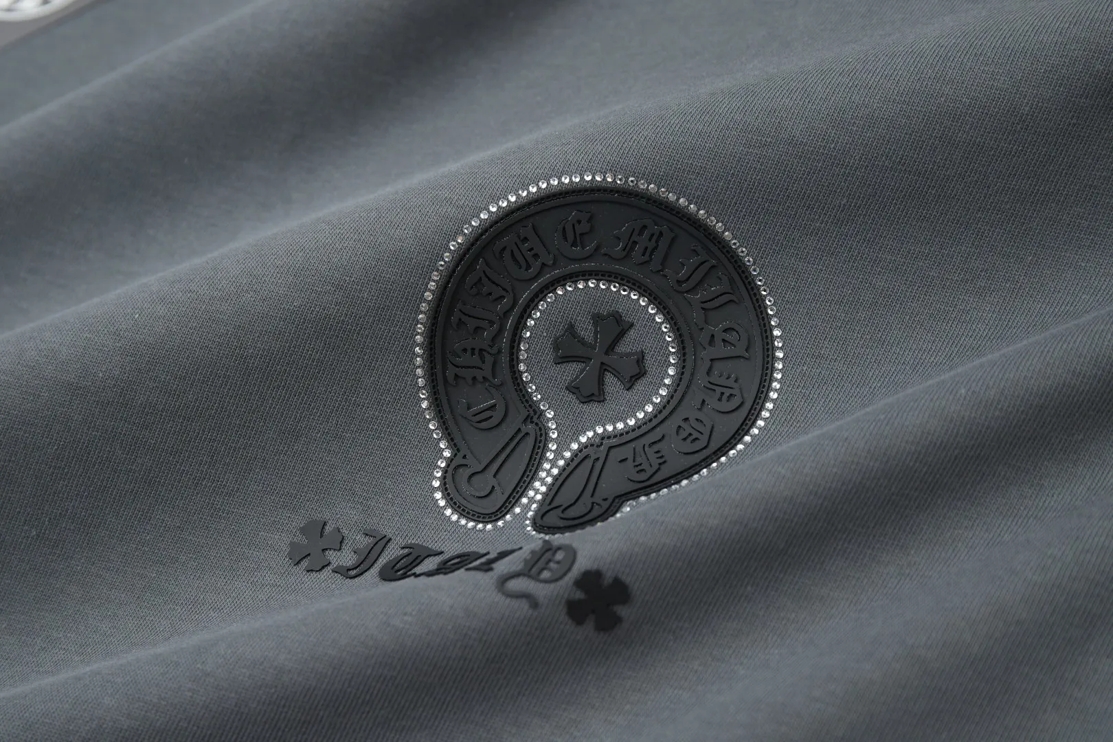 🅿️230 ✨CH✨🆕25SS spring and summer new style Crow Heart ✝ Rack logo leather label hot-drilled short sleeves Light luxury essential item for daily commuting for men and women Correct version Welcome to compare Detailed features · 260 grams of 100% pure cotton double yarn jersey fabric · Custom dyed in the same cylinder, special thickened 32 pieces of double-strand 1X1 thread · Double-needle stitching and cross-stitching technology · Original main mark, washed tag, brand moisture-proof paper packaging Color: white/black/purple/grey Size: S/M/L/XL